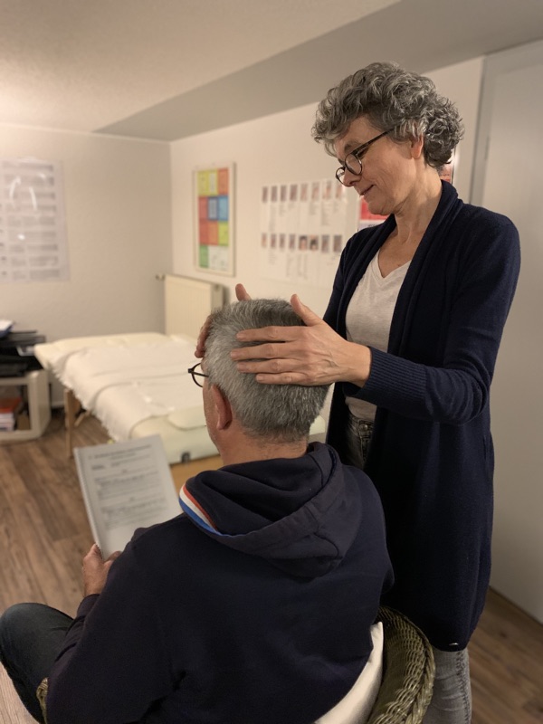 Stirn-Hinterkopf halten