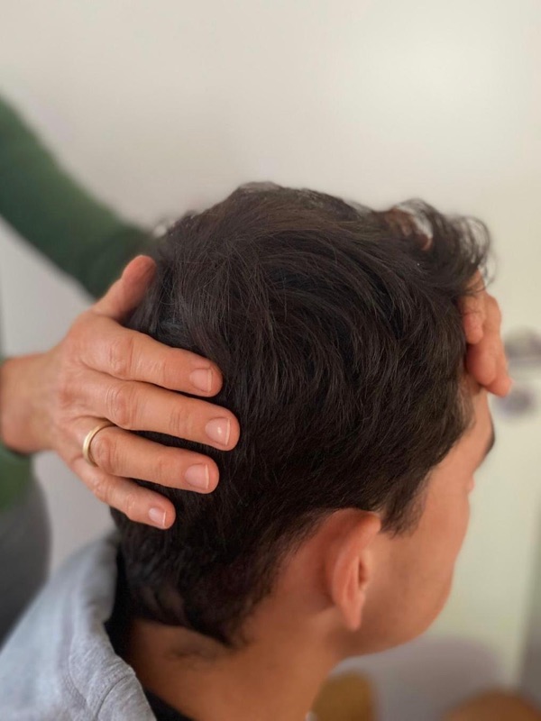 Stirn- Hinterkopf halten